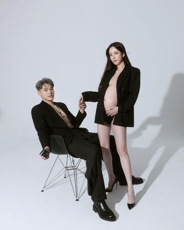 ▲▼愛雅攜手老公拍孕婦寫真。（圖／愛雅辣呦提供）