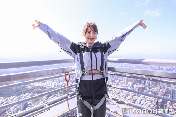 ▲台北101董事長賈永婕導覽Skyline460高空觀景台。（圖／記者林敬旻攝）