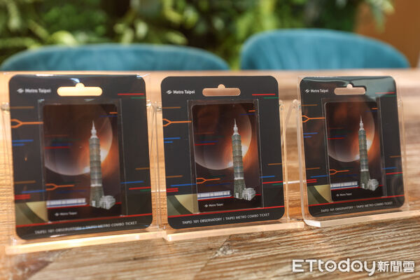 ▲台北101董事長賈永婕導展示最新發行悠遊卡101觀景台套票。（圖／記者林敬旻攝）