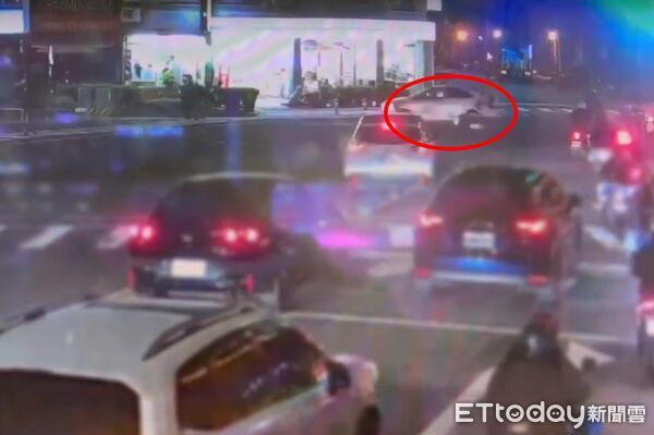 ▲▼超瞎三寶玩命路殺！450m連闖紅燈「撞2騎士還落跑」。（圖／記者許宥孺翻攝）