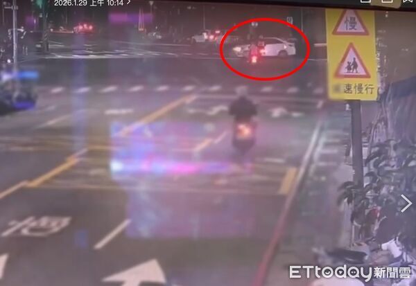 ▲▼超瞎三寶玩命路殺！450m連闖紅燈「撞2騎士還落跑」。（圖／記者許宥孺翻攝）