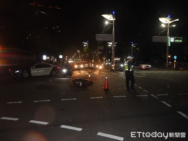 ▲▼超瞎三寶玩命路殺！450m連闖紅燈「撞2騎士還落跑」。（圖／記者許宥孺翻攝）