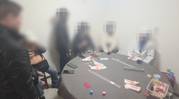 ▲桃園市平鎮警分局昨晚在南平路二段某社區大樓破獲推筒子職業賭場，現場查獲范姓負責人、工作人員及賭客共13人等證物。（圖／平鎮警方提供）