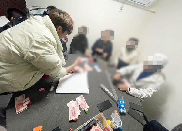 ▲桃園市平鎮警分局昨晚在南平路二段某社區大樓破獲推筒子職業賭場，警方訊問現場范姓負責人、工作人員與賭客犯罪事實。（圖／平鎮警方提供）