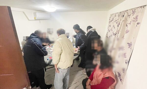 ▲桃園市平鎮警分局昨晚在南平路二段某社區大樓破獲推筒子職業賭場，警方查扣現場賭資與賭具等證物。（圖／平鎮警方提供）