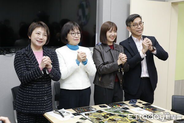 ▲▼立法委員鍾佳濱、張雅琳、范雲、林月琴聯合一起玩桌遊，並提前跟民眾拜早年(過年留稿用照片，請勿提前使用)。（圖／記者湯興漢攝）