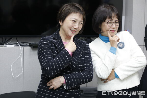 ▲▼立法委員鍾佳濱、張雅琳、范雲、林月琴聯合一起玩桌遊，並提前跟民眾拜早年(過年留稿用照片，請勿提前使用)。（圖／記者湯興漢攝）