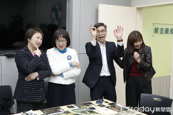 ▲▼立法委員鍾佳濱、張雅琳、范雲、林月琴聯合一起玩桌遊，並提前跟民眾拜早年(過年留稿用照片，請勿提前使用)。（圖／記者湯興漢攝）