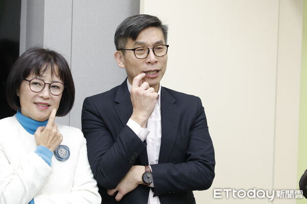 ▲▼立法委員鍾佳濱、張雅琳、范雲、林月琴聯合一起玩桌遊，並提前跟民眾拜早年(過年留稿用照片，請勿提前使用)。（圖／記者湯興漢攝）