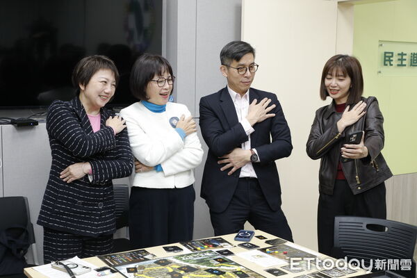 ▲▼立法委員鍾佳濱、張雅琳、范雲、林月琴聯合一起玩桌遊，並提前跟民眾拜早年(過年留稿用照片，請勿提前使用)。（圖／記者湯興漢攝）