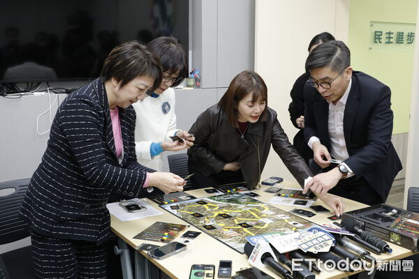 ▲▼立法委員鍾佳濱、張雅琳、范雲、林月琴聯合一起玩桌遊，並提前跟民眾拜早年(過年留稿用照片，請勿提前使用)。（圖／記者湯興漢攝）