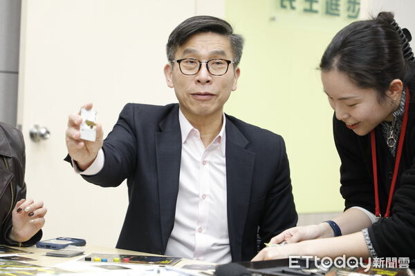 ▲▼立法委員鍾佳濱、張雅琳、范雲、林月琴聯合一起玩桌遊，並提前跟民眾拜早年(過年留稿用照片，請勿提前使用)。（圖／記者湯興漢攝）