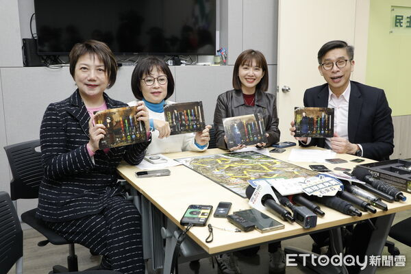 ▲▼立法委員鍾佳濱、張雅琳、范雲、林月琴聯合一起玩桌遊，並提前跟民眾拜早年(過年留稿用照片，請勿提前使用)。（圖／記者湯興漢攝）