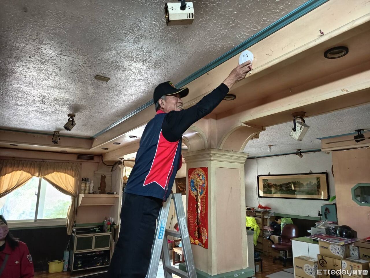 暗夜保命符!金門志工團出動 深入社區為身障家庭裝住警器