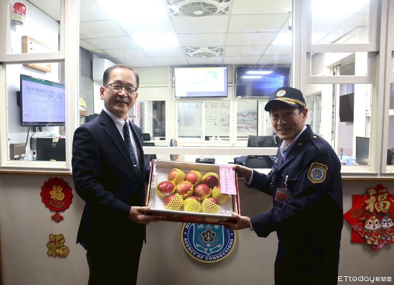守護全國51監所6萬多名收容人 矯正署長送蘋果為第一線打氣