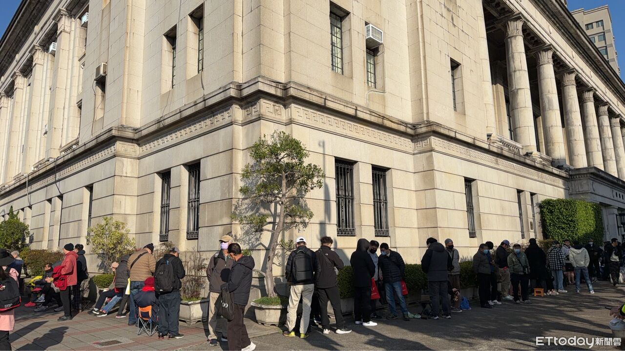 直擊/馬年生肖套幣史上最貴竟瘋搶!09:00開賣 台銀總行現人龍