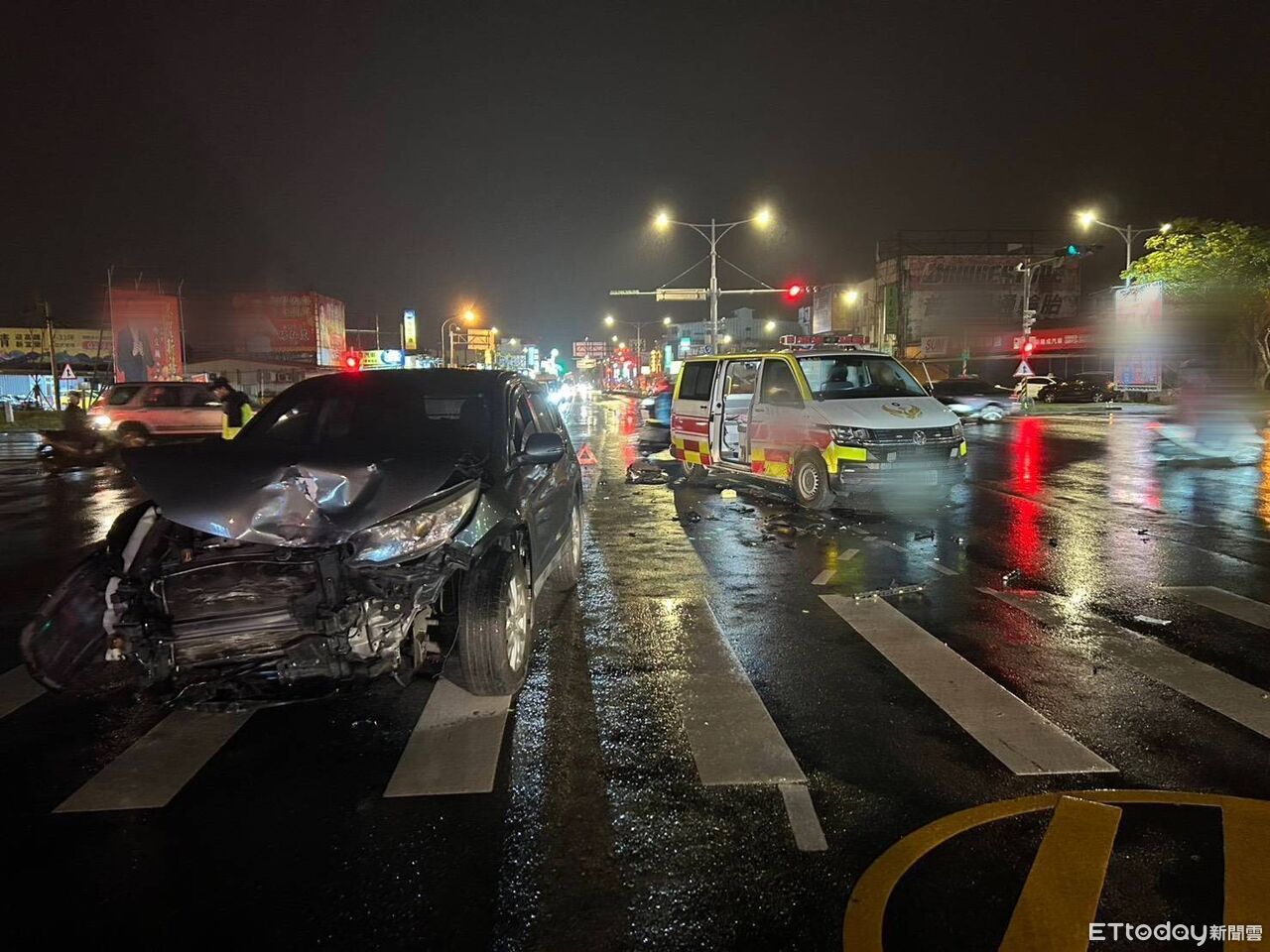 宜蘭救護車鳴笛閃燈仍挨撞!黑車路口沒在讓...撞擊釀4傷畫面曝