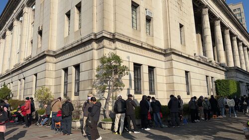 直擊／馬年生肖套幣史上最貴竟瘋搶！09：00開賣　台銀總行現人龍