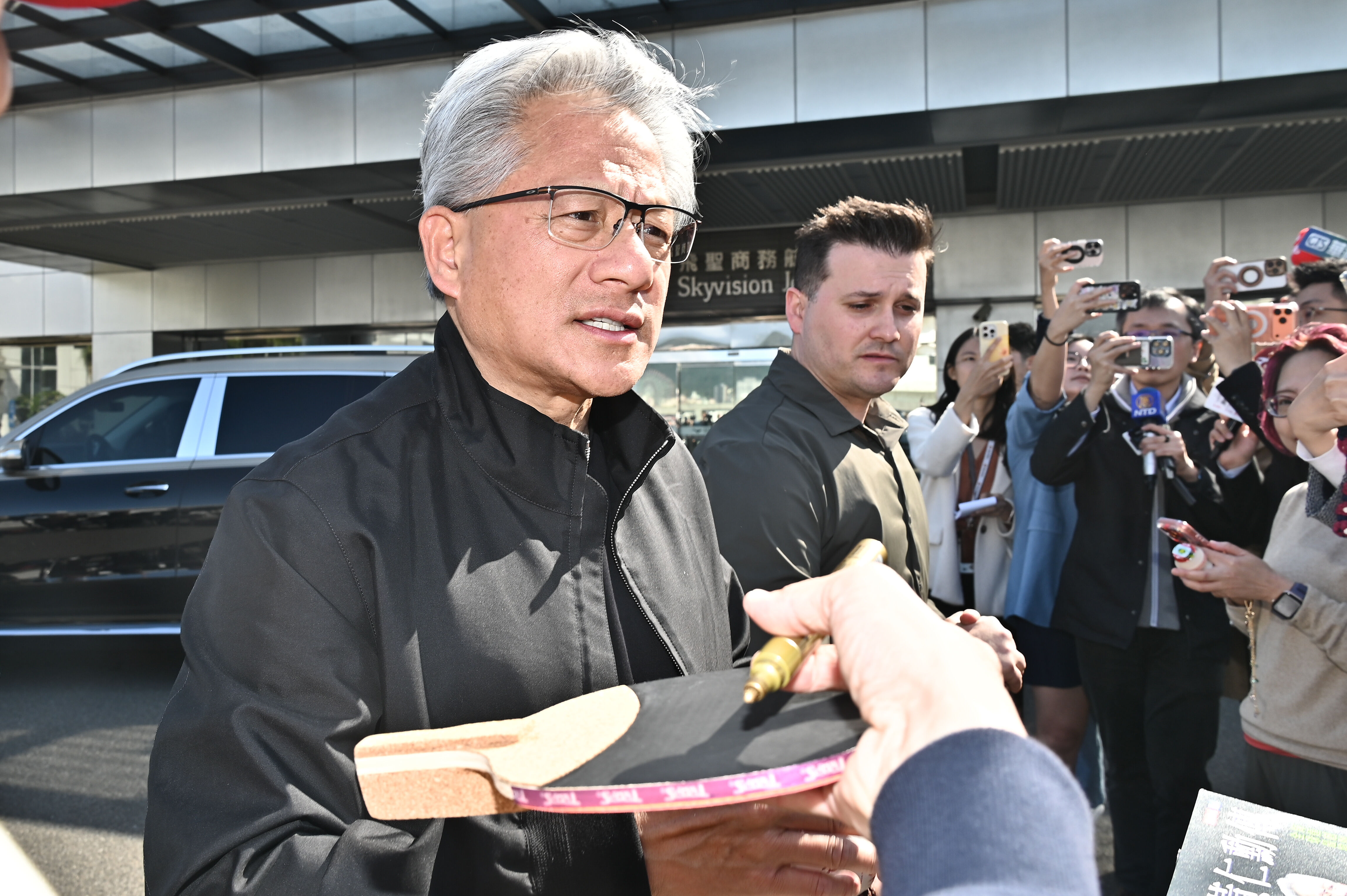▲▼輝達執行長黃仁勳抵台，為現場守候的粉絲簽名。（圖／記者李毓康攝）