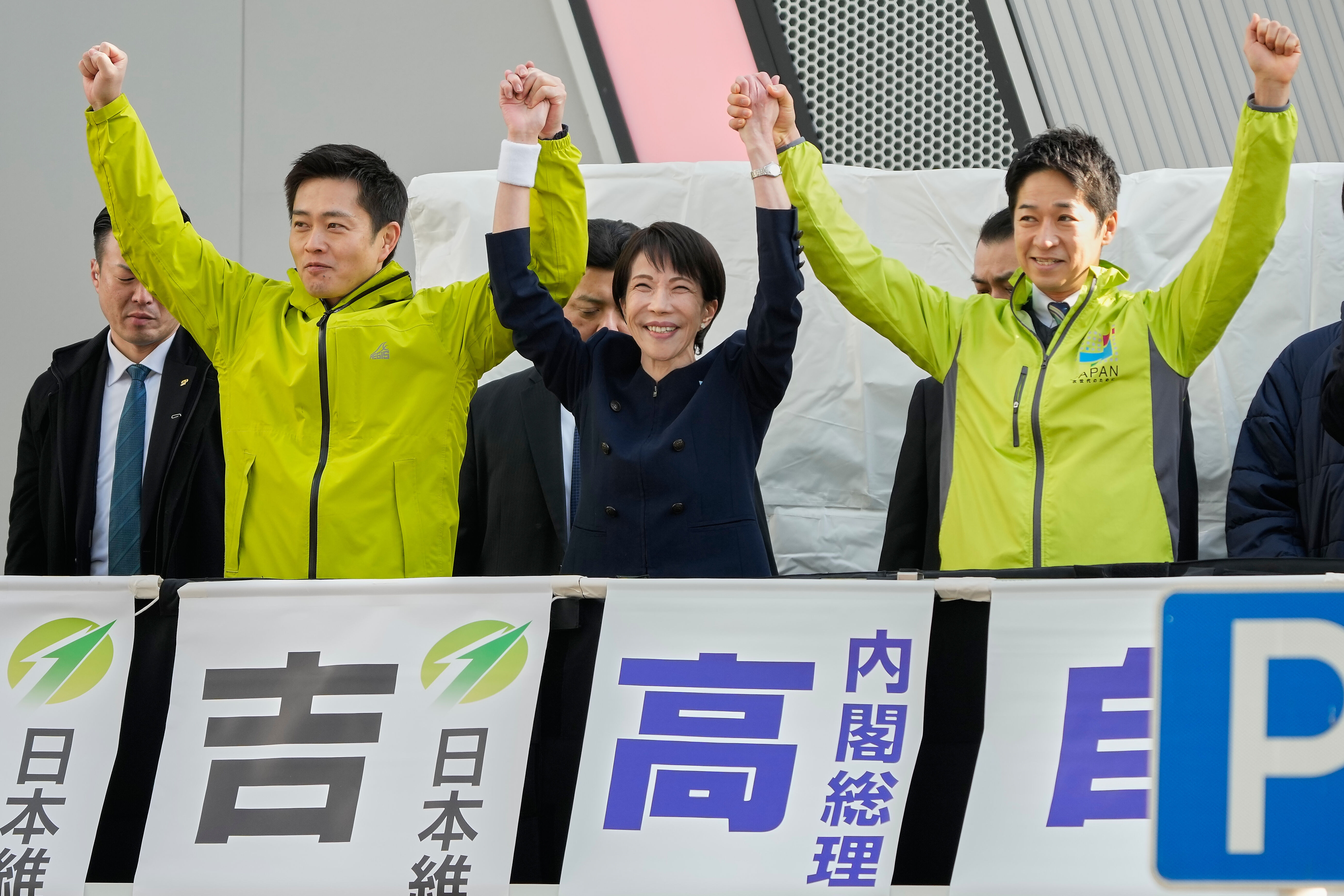 ▲▼日本首相兼自民黨總裁高市早苗、日本維新會共同代表吉村洋文與藤田文武，27日在東京向選民致意。（圖／達志影像／美聯社）