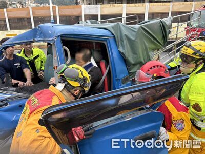 快訊／國1接基隆東岸高架3車連環撞　駕駛受困畫面曝…消防急救人