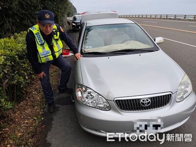  車輛爆胎拋錨路旁　多良警即時警戒疏導防事故