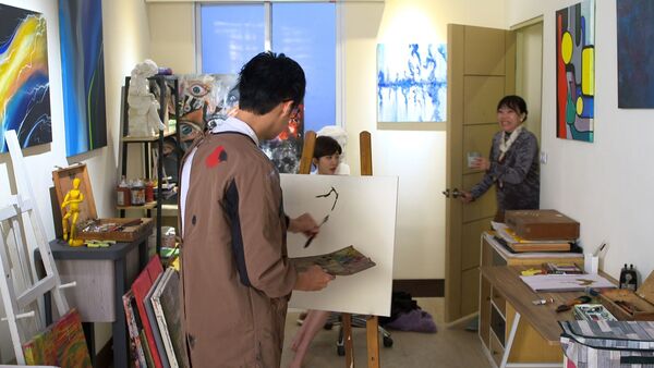 ▲王晴在《豆腐媽媽》脫掉衣服，當李運慶的人體模特兒。（圖／民視提供）