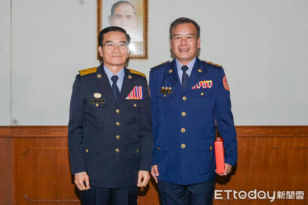 ▲楊献璋陞任第六海巡隊長，何泰良陞任屏東查緝隊隊長。（圖／記者張君豪翻攝）