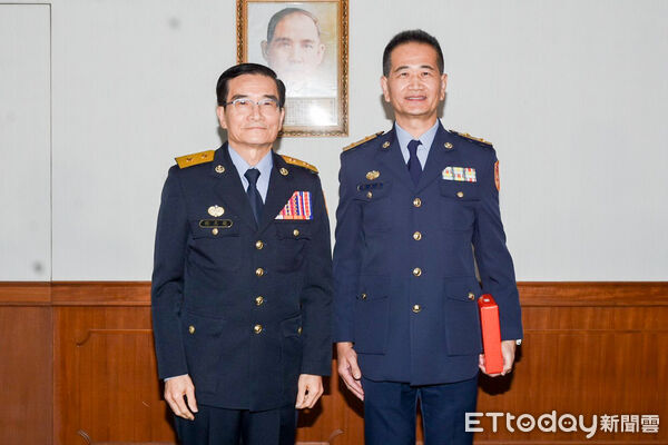 ▲楊献璋陞任第六海巡隊長，何泰良陞任屏東查緝隊隊長。（圖／記者張君豪翻攝）