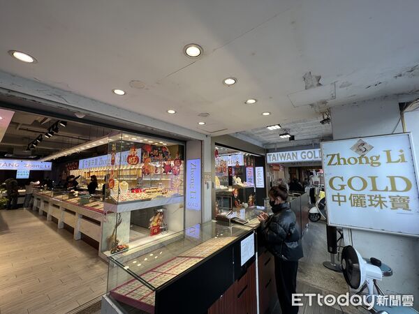 ▲▼         中壢火車站,銀樓    。（圖／記者項瀚攝）