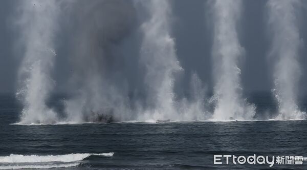 ▲海軍陸戰隊爆破海上阻絕設施。（圖／記者蘇靖宸攝）