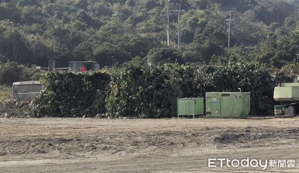 ▲海軍陸戰隊利用植被掩蓋雄二、雄三飛彈發射車。（圖／記者蘇靖宸攝）