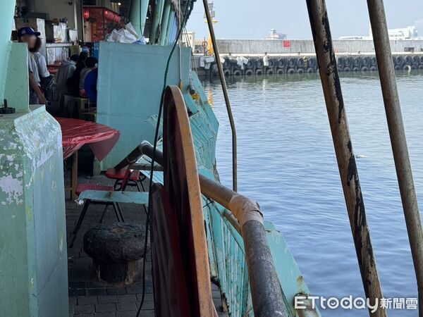 ▲東港海產店吃午餐&hellip;19歲女遇「船隻進港撞欄杆」！驚嚇送醫。（圖／記者陳崑福翻攝，下同）