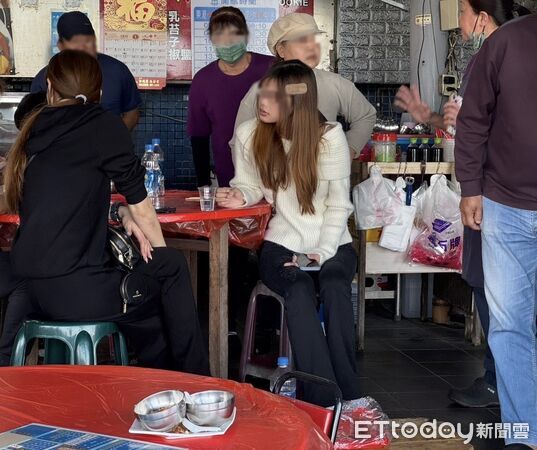 ▲東港海產店吃午餐&hellip;19歲女遇「船隻進港撞欄杆」！驚嚇送醫。（圖／記者陳崑福翻攝，下同）