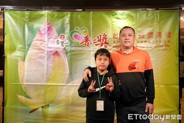 ▲台南市宅港國小六年級學生周君憲，克服近全盲困境，以音樂築夢，榮獲靈鷲山普仁獎肯定。（記者林東良翻攝，下同）