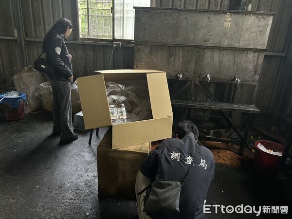 ▲▼             不肖公司混裝芥花油與進口橄欖油，裝作100%橄欖油販賣。（圖／記者翁伊森翻攝，下同）