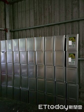 ▲▼             不肖公司混裝芥花油與進口橄欖油，裝作100%橄欖油販賣。（圖／記者翁伊森翻攝，下同）