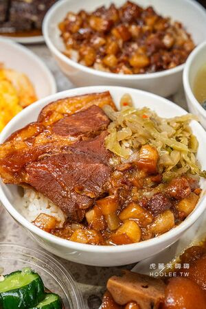 ▲▼鹽埕飄香近60年的老字號，必點肉燥飯配泰式荷包蛋。（圖／部落客虎麗提供）