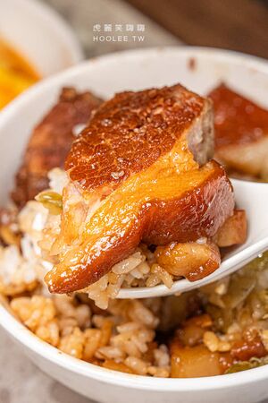 ▲▼鹽埕飄香近60年的老字號，必點肉燥飯配泰式荷包蛋。（圖／部落客虎麗提供）