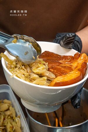 ▲▼鹽埕飄香近60年的老字號，必點肉燥飯配泰式荷包蛋。（圖／部落客虎麗提供）