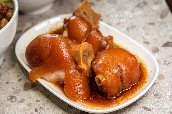 ▲▼鹽埕飄香近60年的老字號，必點肉燥飯配泰式荷包蛋。（圖／部落客虎麗提供）