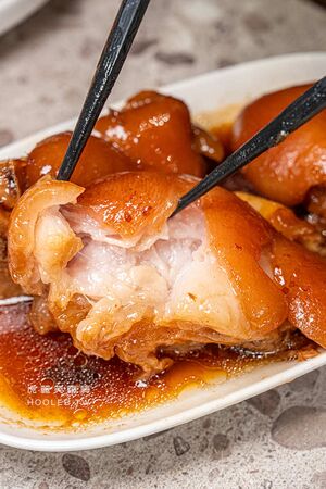 ▲▼鹽埕飄香近60年的老字號，必點肉燥飯配泰式荷包蛋。（圖／部落客虎麗提供）