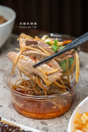 ▲▼鹽埕飄香近60年的老字號，必點肉燥飯配泰式荷包蛋。（圖／部落客虎麗提供）