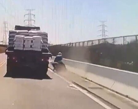 ▲阿伯重心不穩摔車遭大貨車輾壓身亡。（圖／民眾提供）