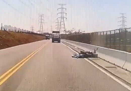 ▲阿伯重心不穩摔車遭大貨車輾壓身亡。（圖／民眾提供）