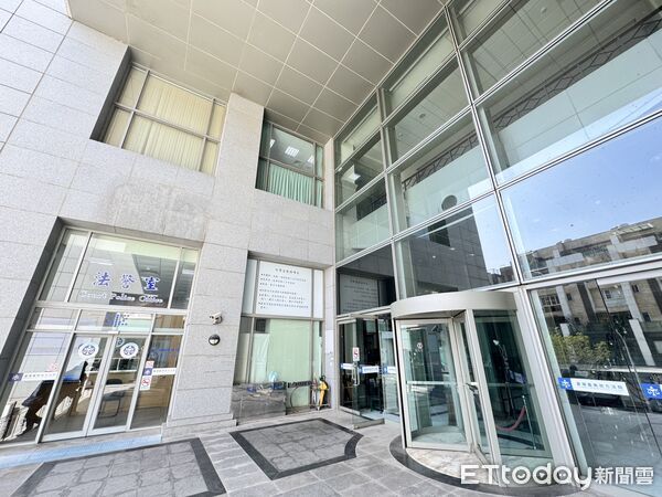 ▲直播寶石詐騙案宣判，台南地院認定何姓女律師罪證不足，判決無罪。（記者林東良攝）