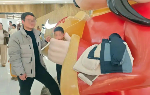 ▲大人無奈站在一旁等待消防員前來解救。（圖／翻攝自微博）