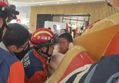 ▲▼陸屁孩狂鑽財神爺卡在懷裡。（圖／翻攝自微博）