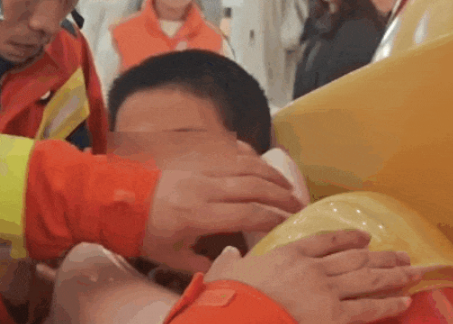 ▲▼陸屁孩狂鑽財神爺卡在懷裡。（圖／翻攝自微博）