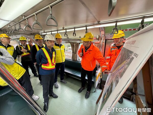 ▲▼台鐵平溪線提前至1/31復駛，交通部政務次長伍勝園前往視察。（圖／交通部提供）